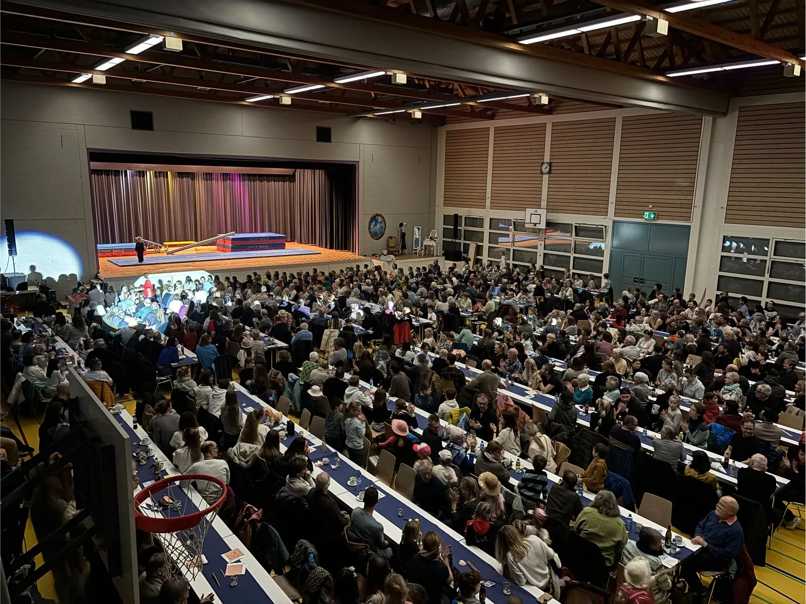 Volle Mehrzweckhalle an der Turnshow des Gym Center Emme
